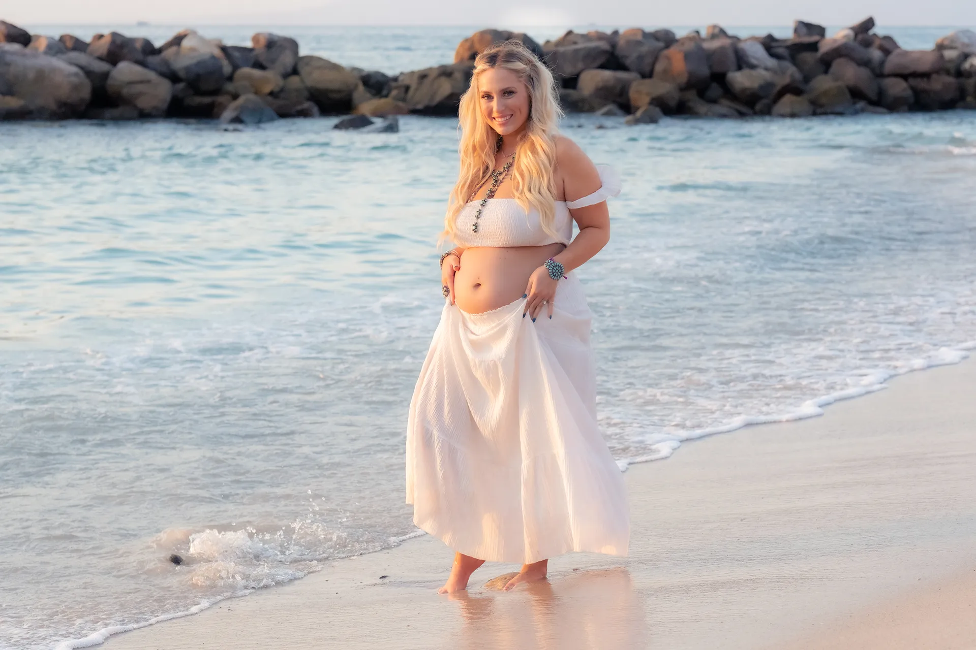 What to Wear for a Maternity Beach Photoshoot (A Photographer's Guide)